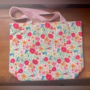 ⭐️NEW⭐️ Large lined tote bag with interior pockets